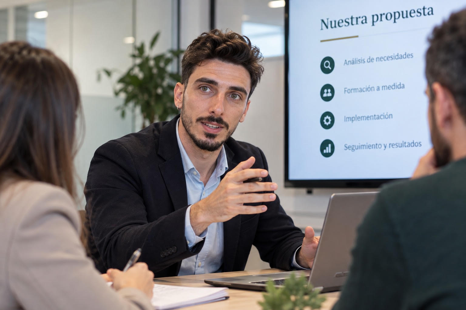 Equipo de Bretema HR Consulting trabajando en una sesión estratégica